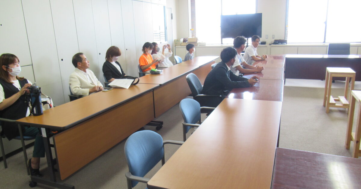 県庁にスポーツチームのスタッフとして営業しに行っている様子を撮ってもらった私の写真